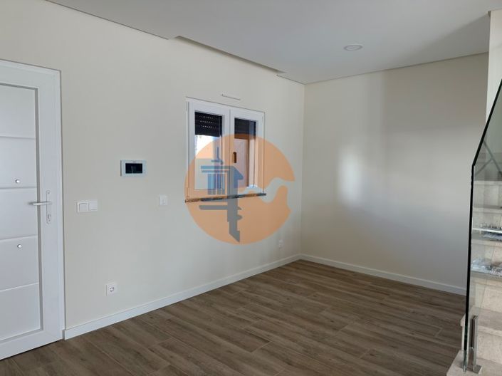 Image No.11-4 Bed House for sale