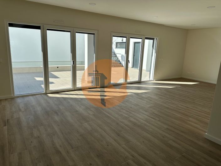 Image No.2-4 Bed House for sale