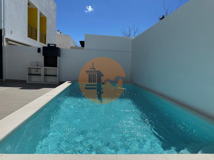 Image No.1-4 Bed House for sale