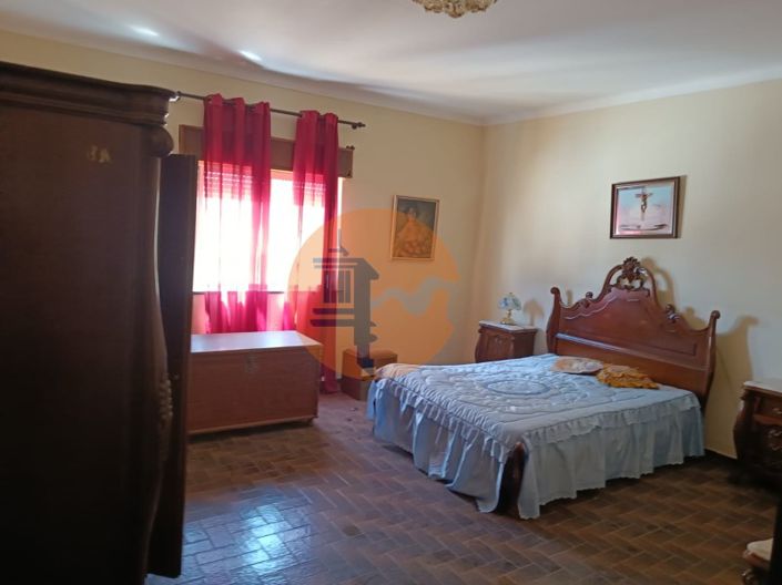 Image No.25-5 Bed Restaurant for sale