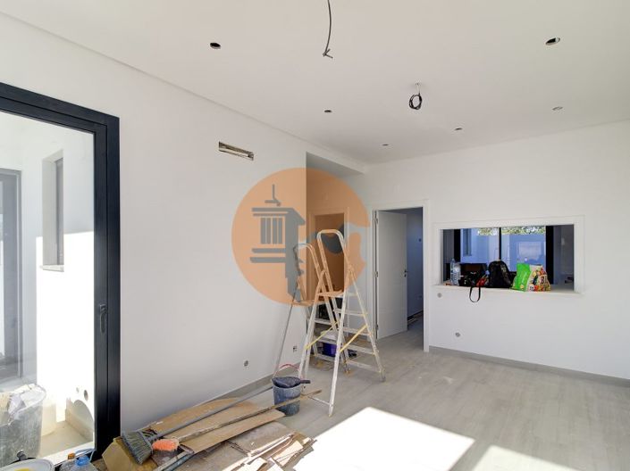 Image No.11-3 Bed House for sale