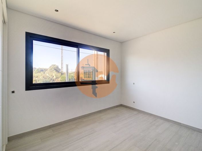 Image No.16-3 Bed House for sale