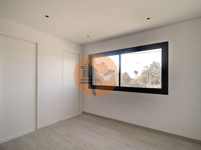 Image No.17-3 Bed House for sale