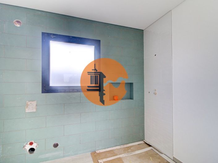 Image No.18-3 Bed House for sale