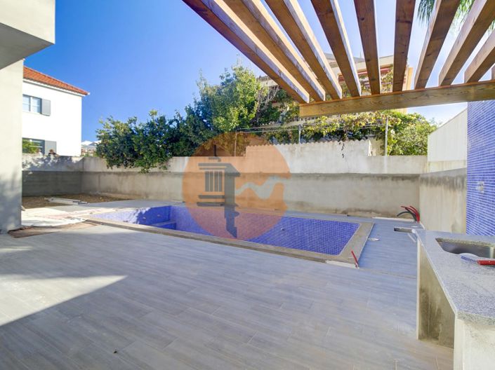 Image No.2-4 Bed House for sale