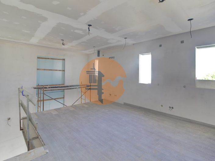 Image No.24-4 Bed House for sale