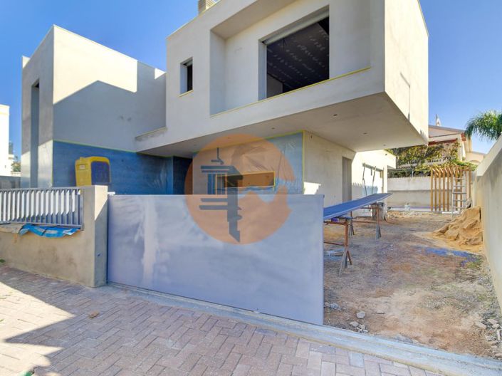 Image No.8-4 Bed House for sale