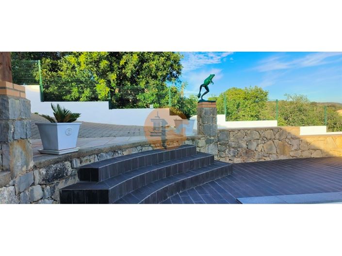 Image No.8-5 Bed House for sale