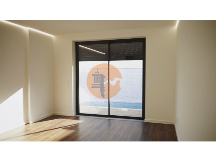 Image No.10-3 Bed House for sale