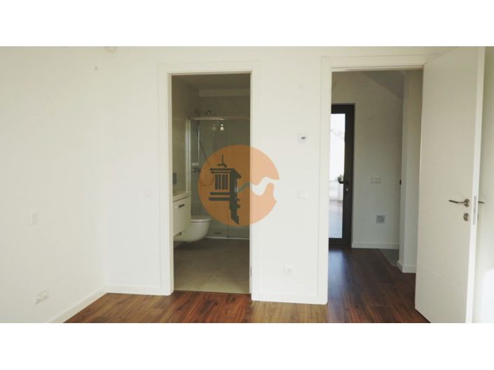 Image No.15-3 Bed House for sale