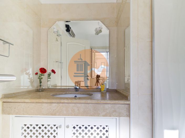 Image No.19-4 Bed House for sale