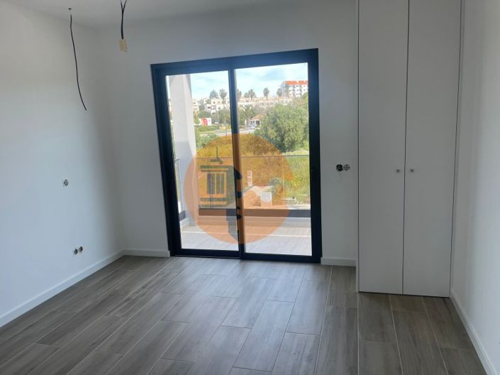 Image No.15-4 Bed House for sale