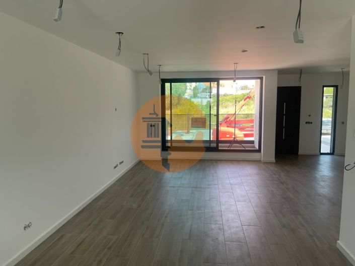 Image No.19-4 Bed House for sale