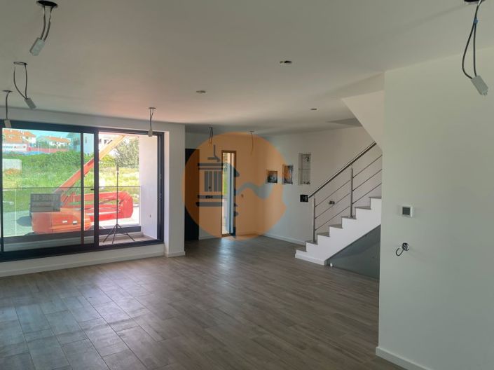 Image No.2-4 Bed House for sale