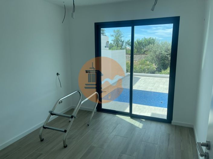 Image No.21-4 Bed House for sale