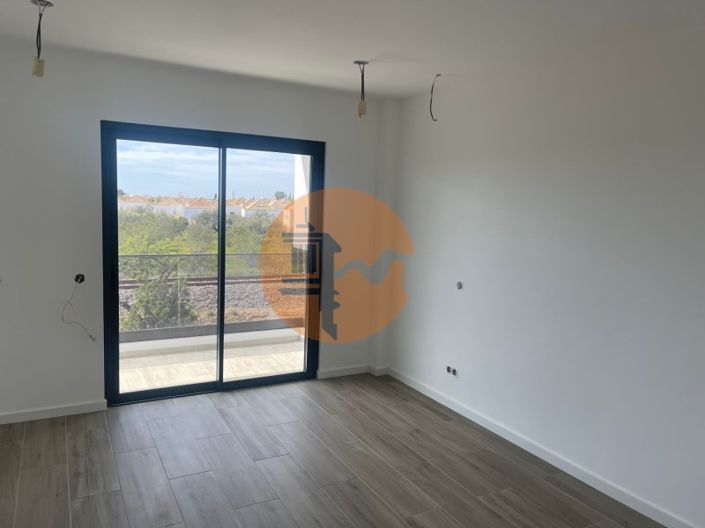 Image No.25-4 Bed House for sale