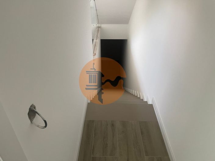 Image No.26-4 Bed House for sale