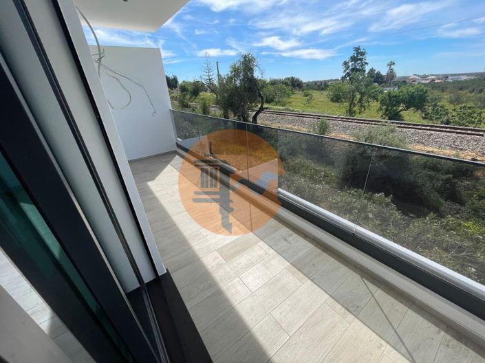 Image No.8-4 Bed House for sale