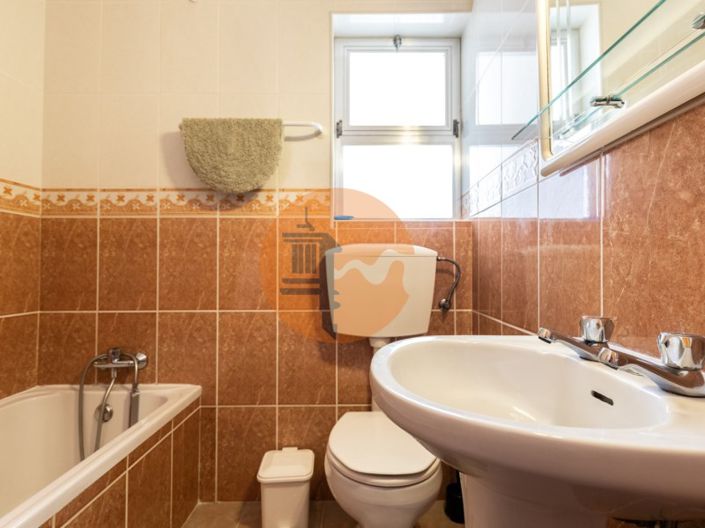 Image No.85-12 Bed Property for sale