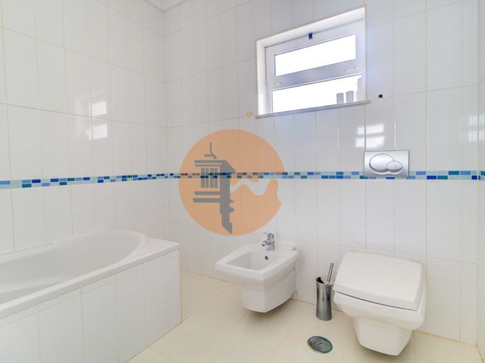 Image No.26-4 Bed House for sale