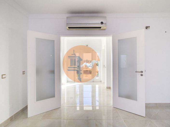 Image No.8-4 Bed House for sale