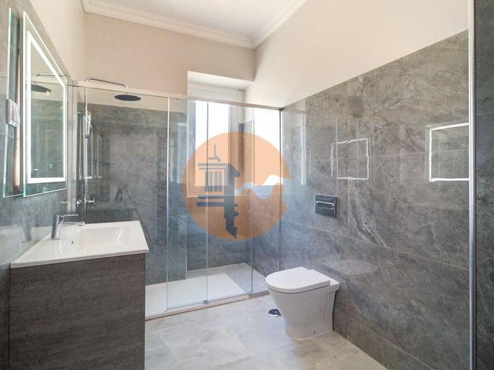 Image No.15-6 Bed House for sale