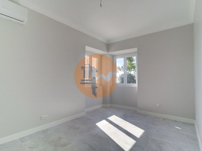 Image No.17-6 Bed House for sale