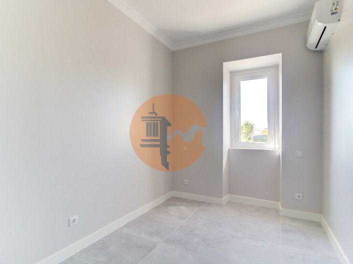 Image No.21-6 Bed House for sale