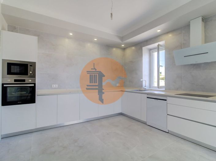 Image No.5-6 Bed House for sale