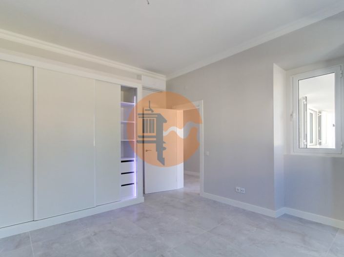 Image No.9-6 Bed House for sale