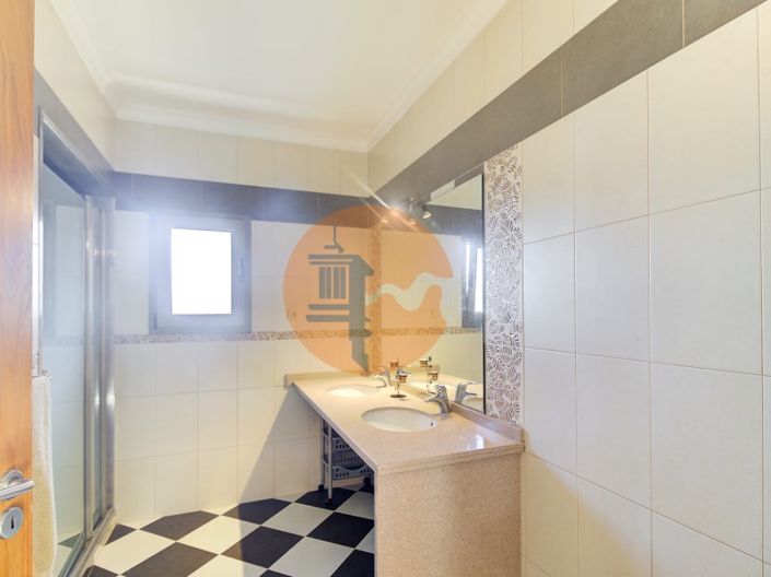 Image No.15-4 Bed House for sale