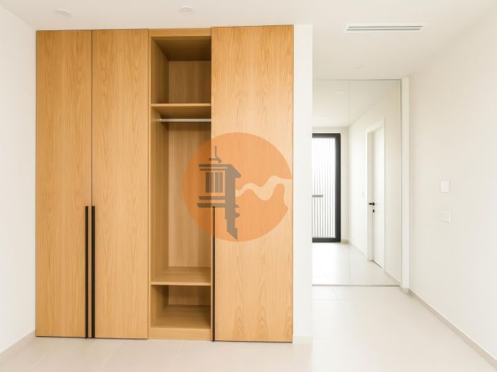 Image No.15-4 Bed House for sale