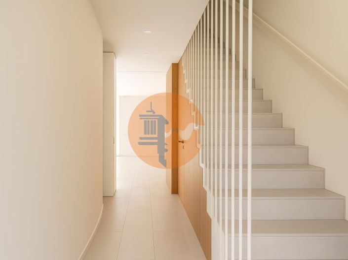 Image No.18-4 Bed House for sale