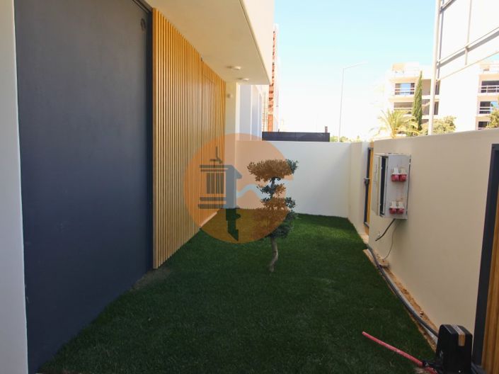 Image No.2-4 Bed House for sale