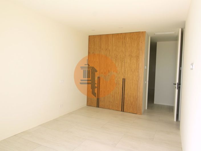 Image No.20-4 Bed House for sale