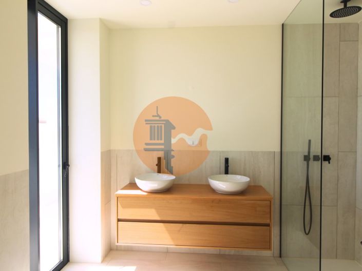 Image No.28-4 Bed House for sale