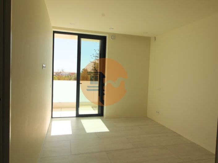 Image No.37-4 Bed House for sale