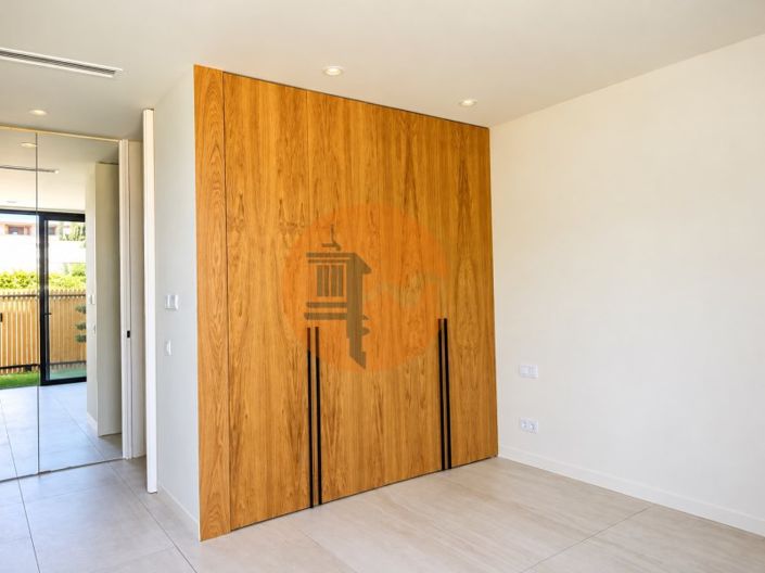 Image No.13-4 Bed House for sale