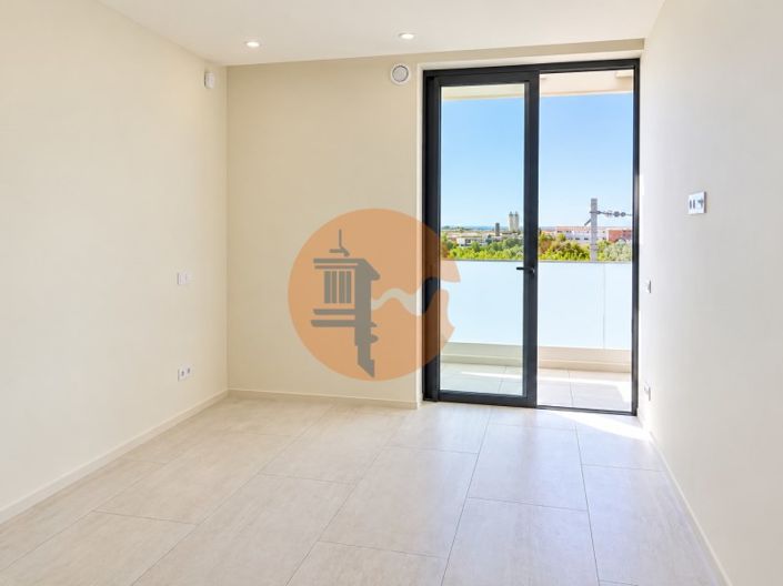 Image No.19-4 Bed House for sale