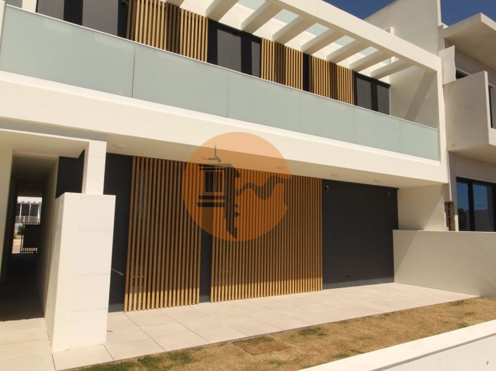 Image No.18-4 Bed House for sale