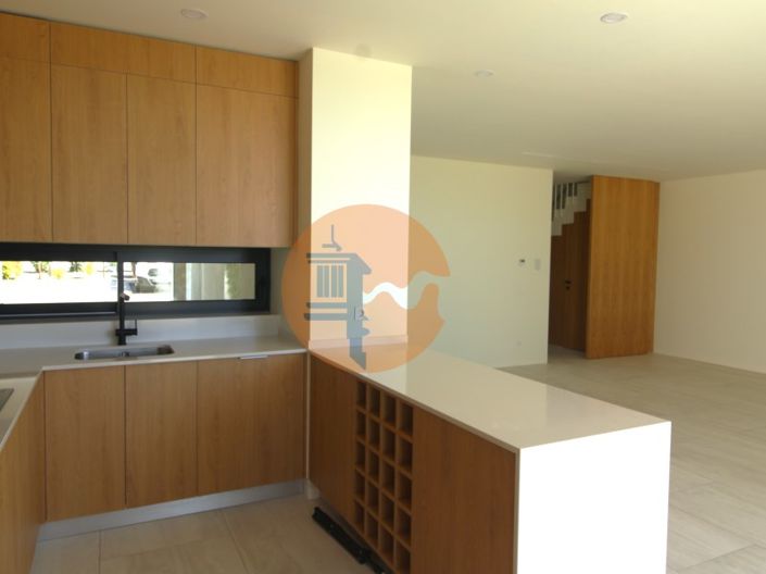 Image No.2-4 Bed House for sale