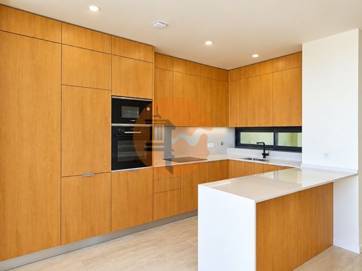 Image No.2-4 Bed House for sale