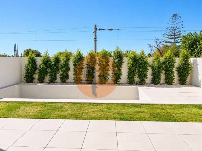 Image No.25-4 Bed House for sale