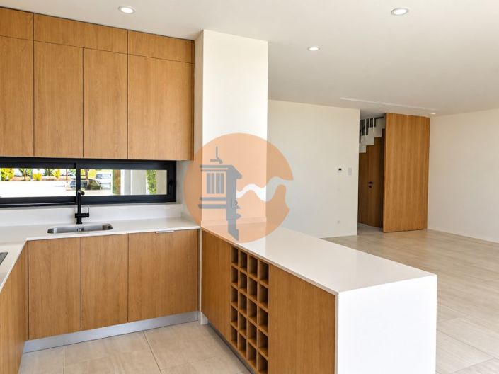 Image No.3-4 Bed House for sale