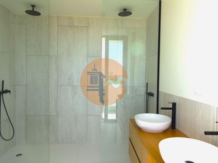 Image No.36-4 Bed House for sale