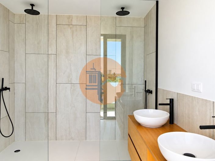 Image No.40-4 Bed House for sale
