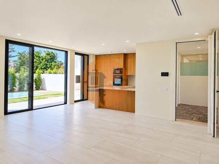 Image No.8-4 Bed House for sale