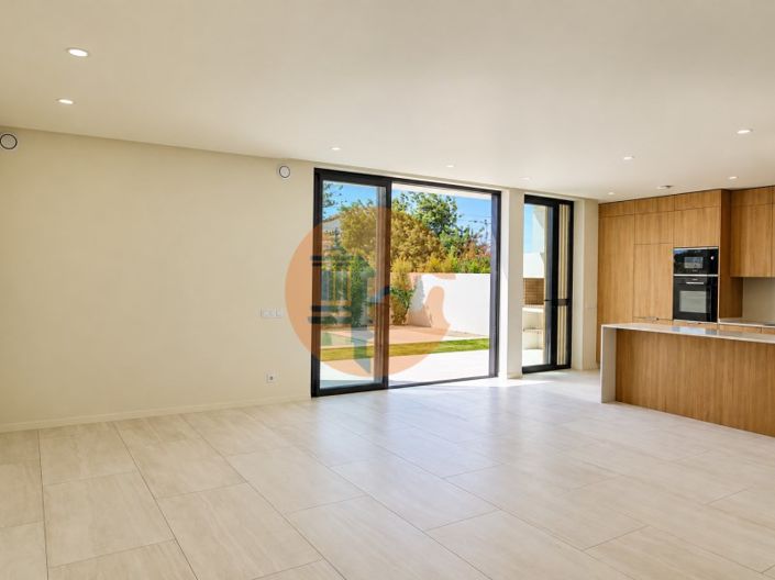 Image No.10-4 Bed House for sale
