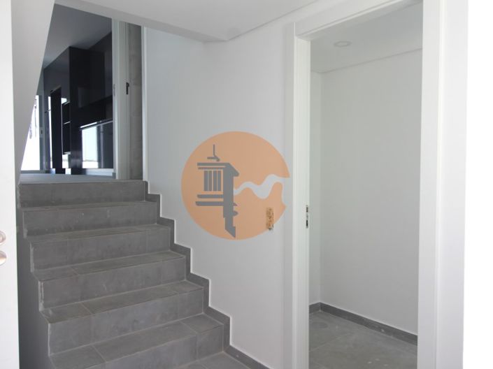 Image No.8-3 Bed House for sale