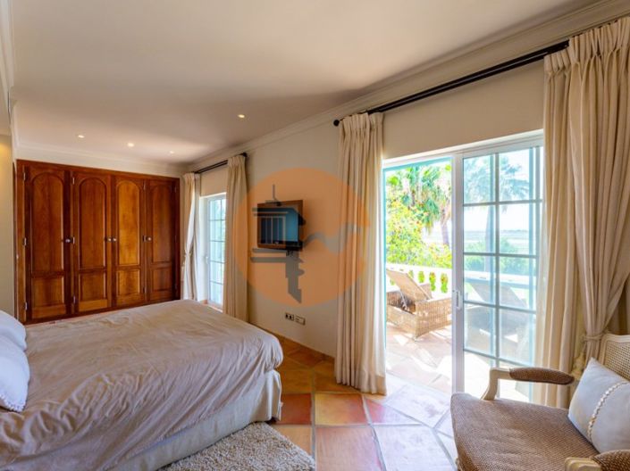 Image No.45-5 Bed House for sale